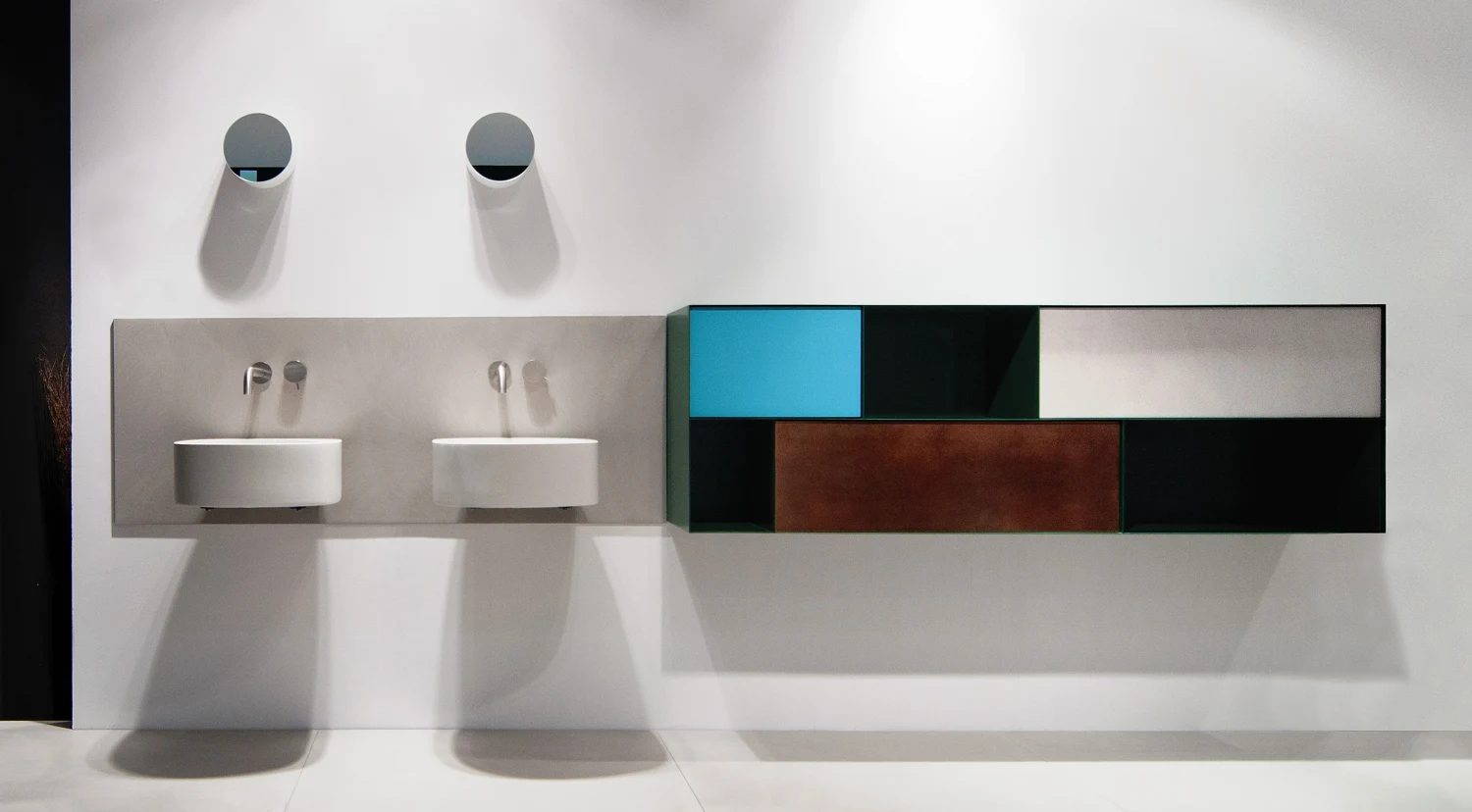 Lavabi circolari e composizione bagno colorata dalla selezione Sciri