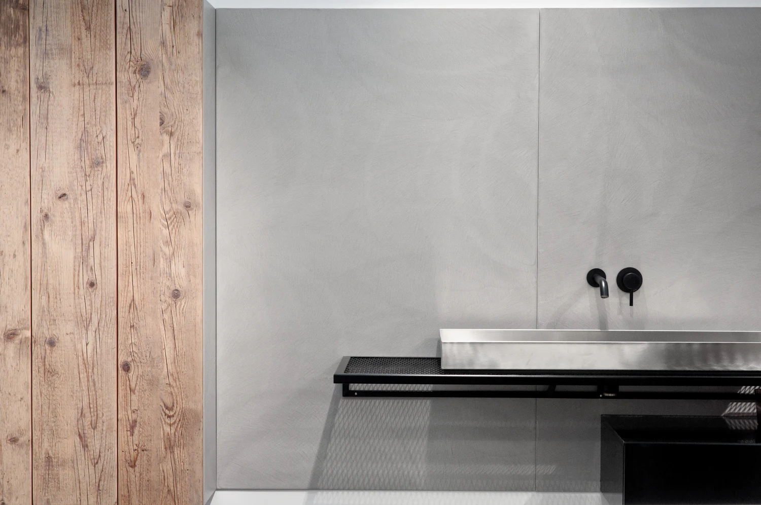 Lavabo lineare e rubinetteria scura dalla selezione Sciri